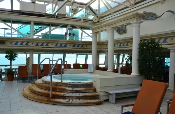 Splendour of the Seas. Бассейн под раздвижной крышей  
