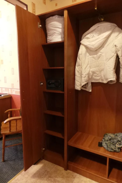 Платяного шкафа, как видите, в номере нет