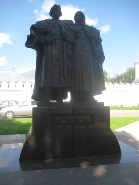 Муром. Памятник Петру и Февроньи