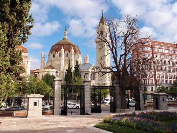 а вот эта красота  - Iglesia de San Manuel у San Benito- моё однозначно)))