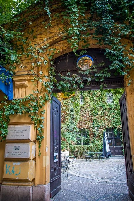 Ресторан «Epiteszpince», Вход с улицы