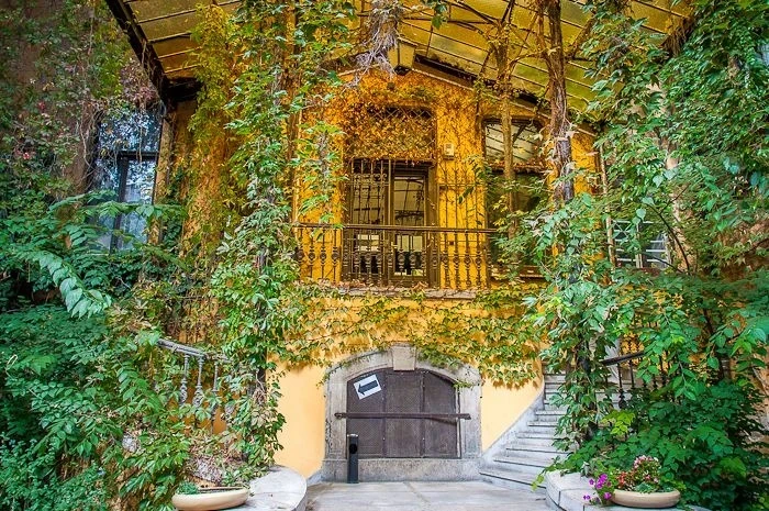 Ресторан «Epiteszpince», Вход 