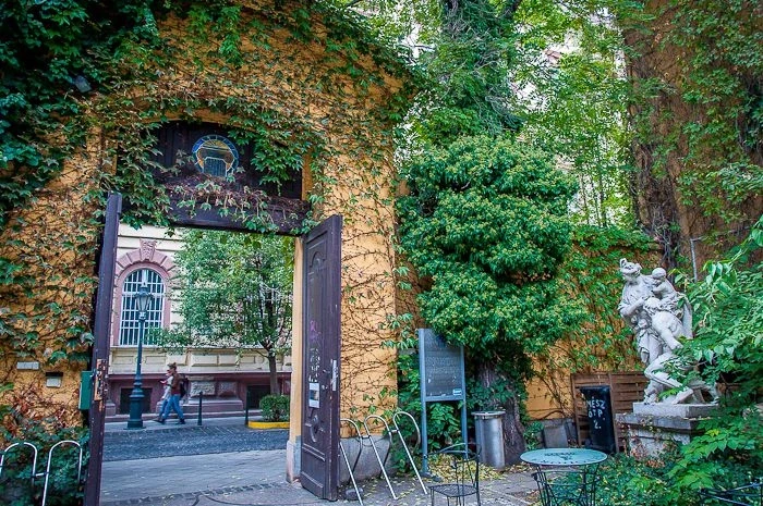 Ресторан «Epiteszpince», Вход с улицы