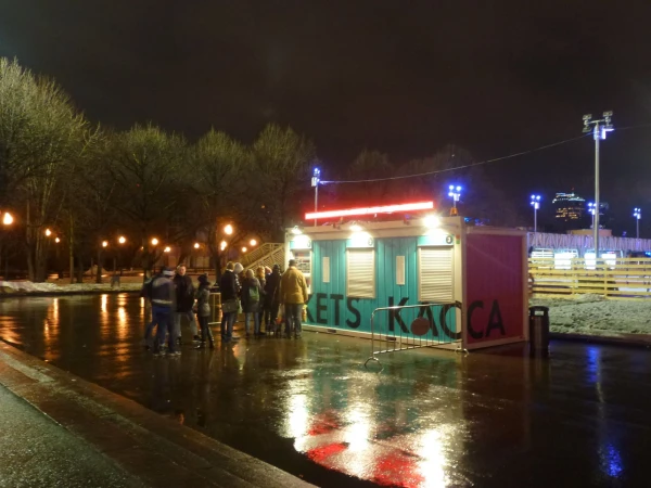 Очередь в кассу катка (22:40)