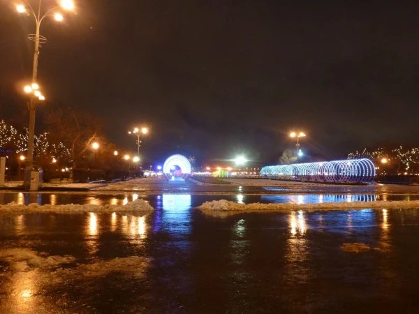 В свете прожекторов