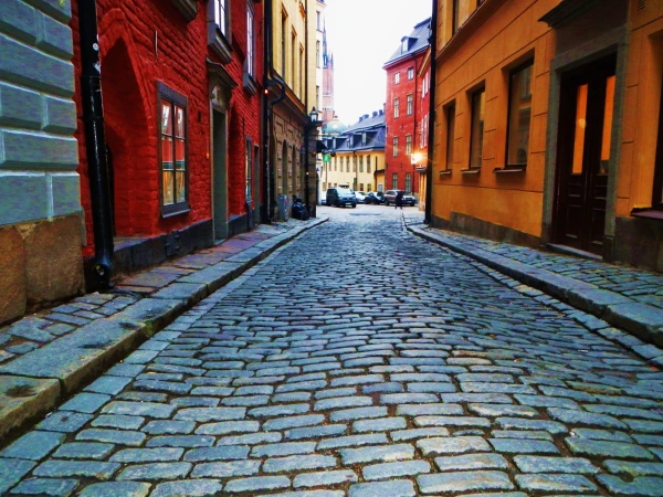 булыжная мостовая в  Гамластан. Оставьте каблуки дома!