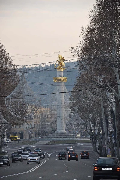 Пл. Свободы. Памятник св.Георгию Победоносцу. Скульптор З.Церетели.