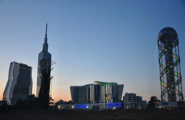 Батуми, слева направо: отель Radisson, Технологический Университет, Kempinski Hotel и Башня Доналда Трампа