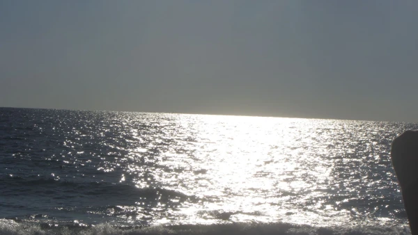 Готова любоваться вечно  На солнце, море и песок.