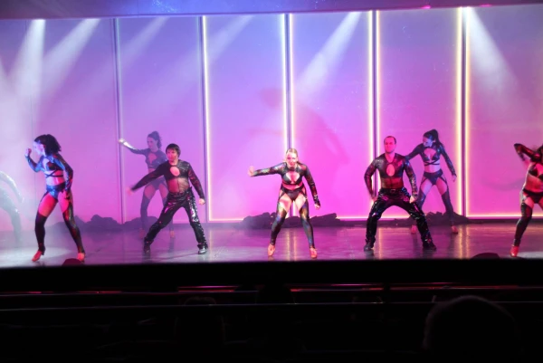 Праздничное шоу Hip Hot Cabaret.
