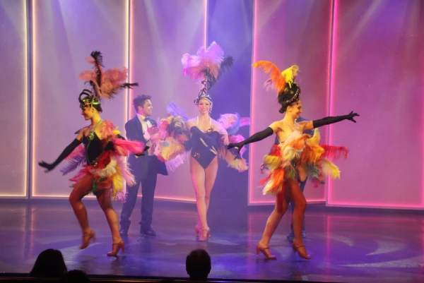 Праздничное шоу Hip Hot Cabaret.