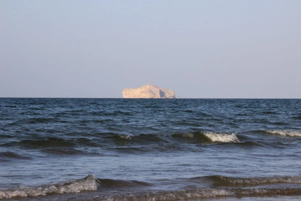 Пяж Hay as Saruj в районе аль-Курм. Остров.