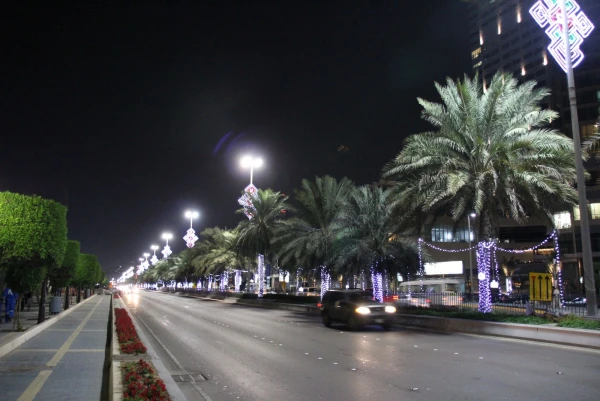 По ночному Абу-Даби. Corniche West St.