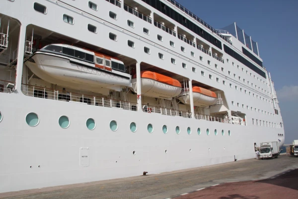 Costa neoRiviera 4*.