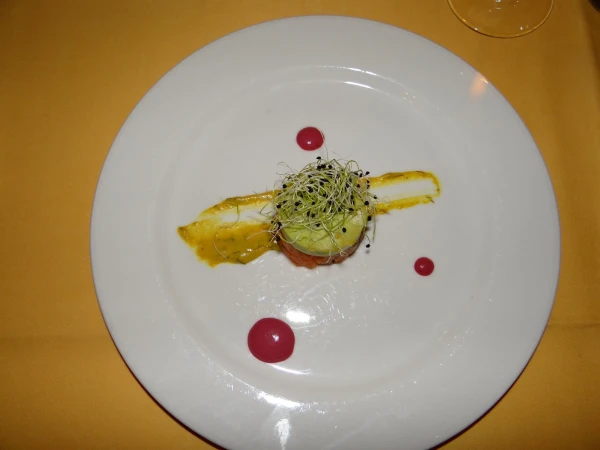 Тартар из лосося с авокадо в растительном масле с пряностями