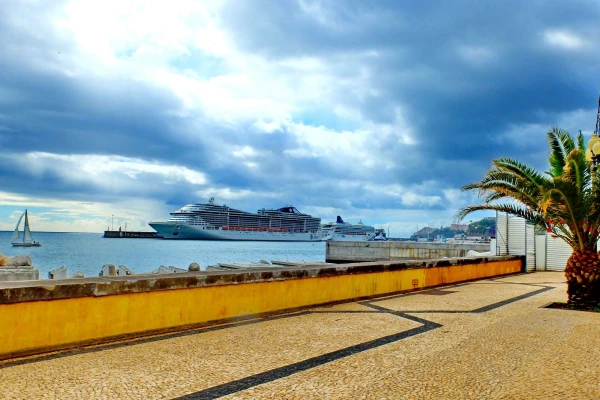  MSC Fantasia 5* в порту Фуншал 