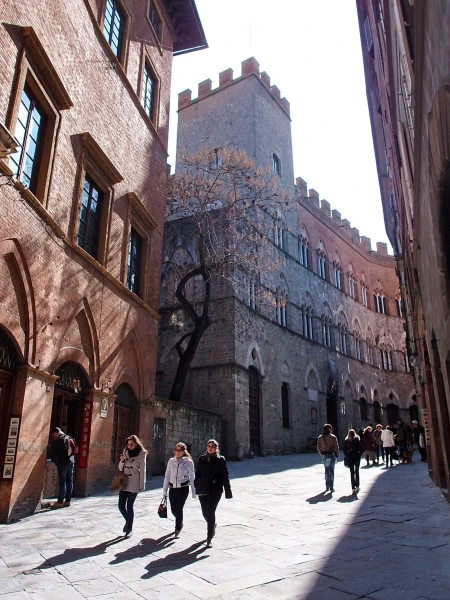 Palazzo Chigi-Lucarini-Saracini