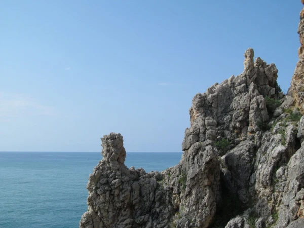 Прямо - скалы
