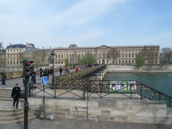 Мост Искусств (pont des Arts или passerelle des Arts) — первый металлический мост Парижа через реку Сену