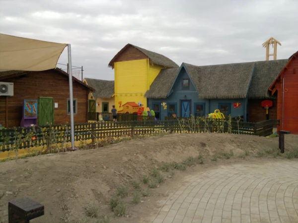Вход в детский городок на пляже. Красиво, функционально. Есть тенты.