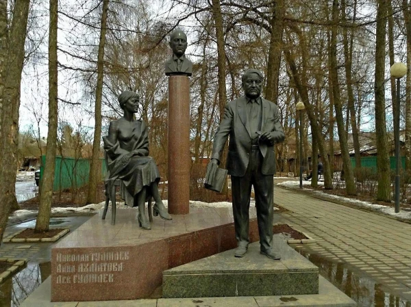 Памятник А.Ахматовой, Николаю и Льву Гумилевым