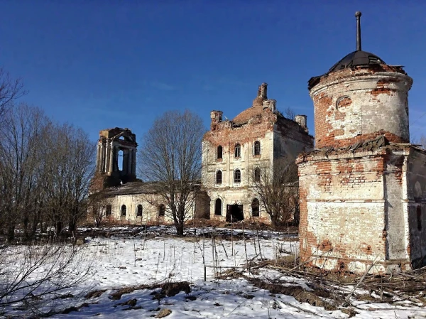 Полуразрушенная Троицкая церковь