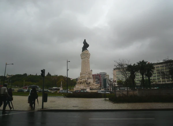 ....и дождь:((( - площадь Маркиза де Помбала (Praça do Marquês de Pombal)