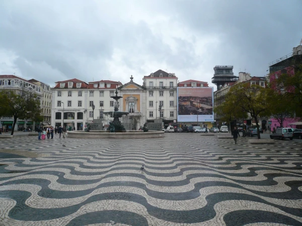 Площадь Россио (Praça Rossio), официальное название - Площадь Педру IV (Praça de D. Pedro IV)