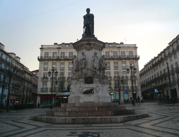 Памятник Луиса де Камоэнса (Monument to Luis de Camões) на одноименной площади