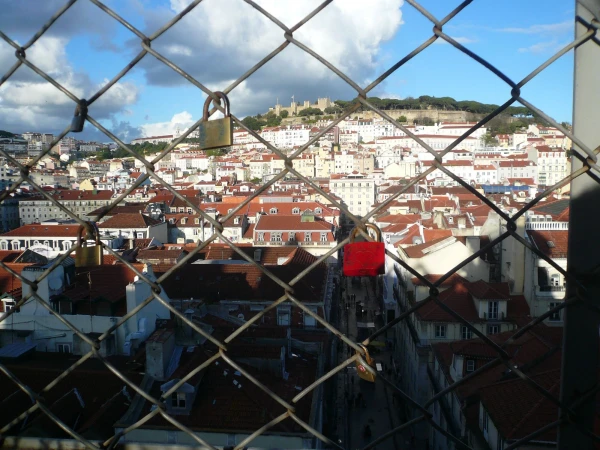 вид на замок Святого Георгия (Castelo de São Jorge)