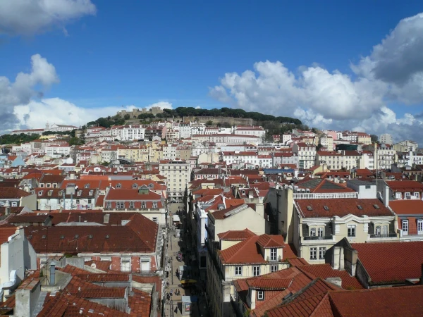 вид на замок Святого Георгия (Castelo de São Jorge)