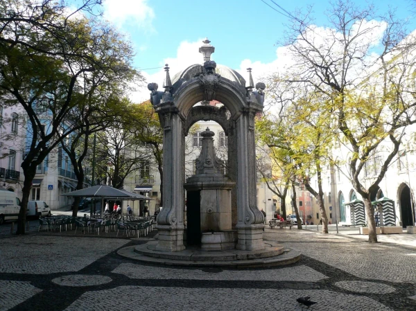 фонтан на площади Карму (Largo do Carmo)