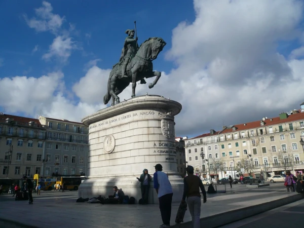 статуя короля Иоанна I - Площадь Фигейра (Praça da Figueira)