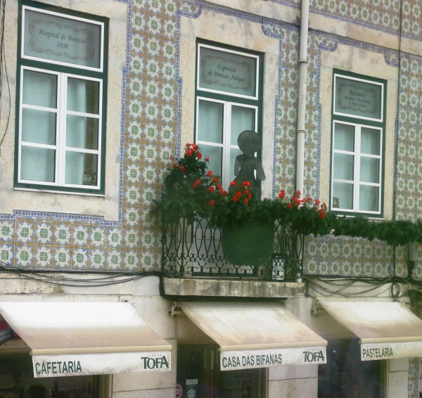 один из домов на площади Фигейра (Praça da Figueira)