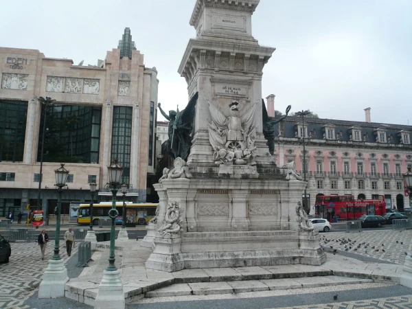 Обелиск на площади Рестаурадориш (Praça dos Restauradores)