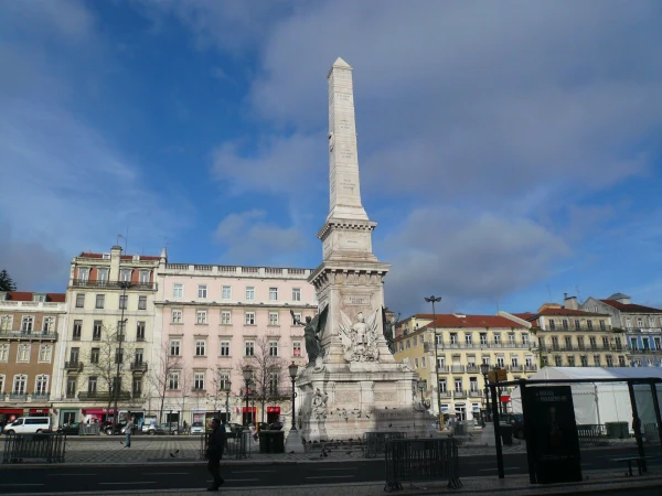 Обелиск на площади Рестаурадориш (Praça dos Restauradores)