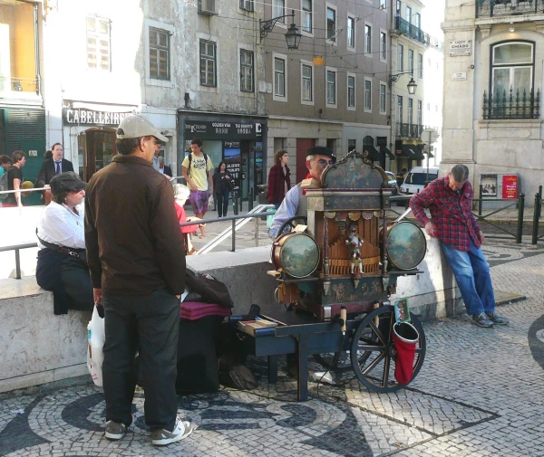 настоящая шарманка! - у станции метро Байша-Чиадо (Baixa-Chiado)
