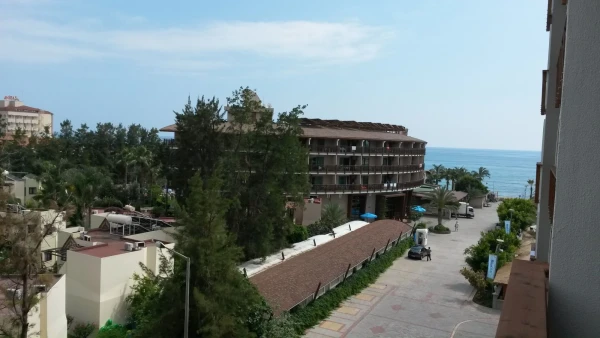 Вид из номера 317 на отель Клуб Дем этой же сети