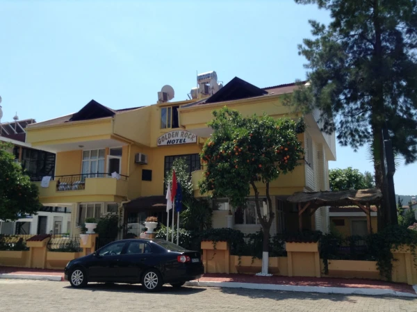У отеля Golden Rock Hotel