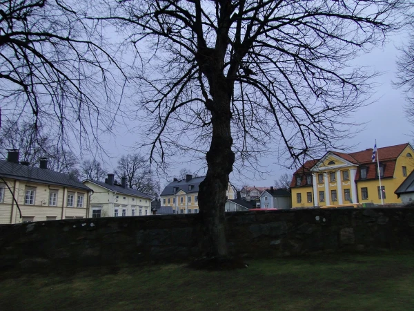 На территории Кафедрального  собора Порвоо (Porvoo)