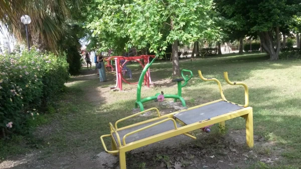 Симпатичный Парк Культуры 2000 
