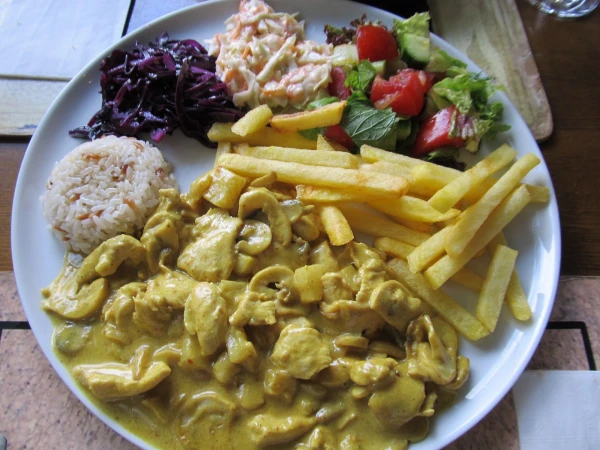 курица с ананасом и грибами в соусе карри