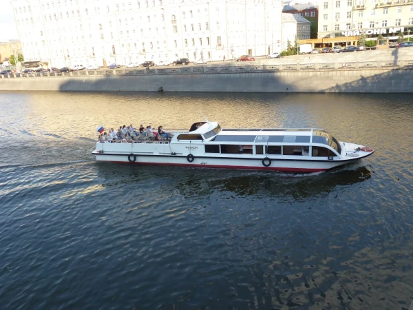 Маршрут движения теплохода проходит по Водоотводному каналу, через центр Москвы: мимо причалов Театр Эстрады, Устьинский мост (Гостиница Россия), Новоспасский мост с возвращением к причалу Лужков мост 