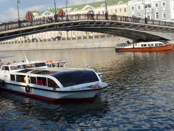 Прогулка на теплоходе по маршруту №1 по Водоотводному каналу от Лужкова моста