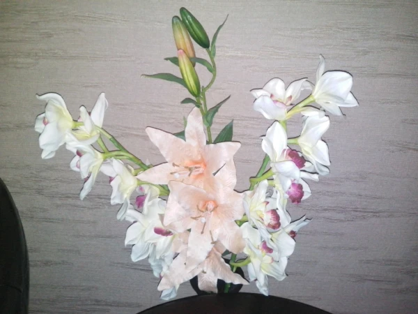 Жаль, что цветы искусственные