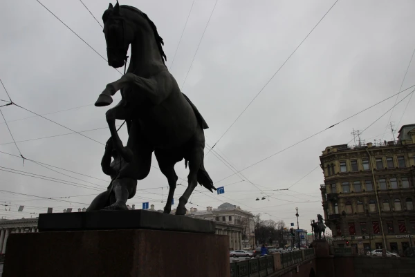 Кони Клодта на Аничковом мосту.