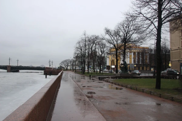 Петербуржская набережная.