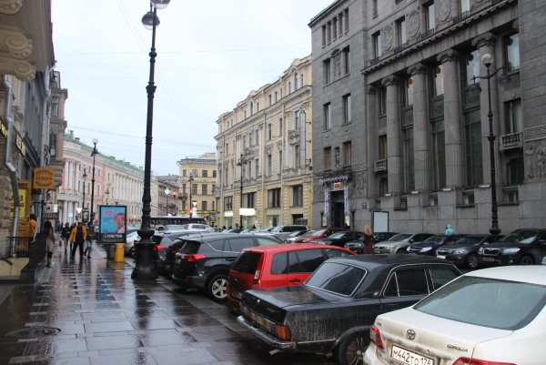По Питерским улицам.