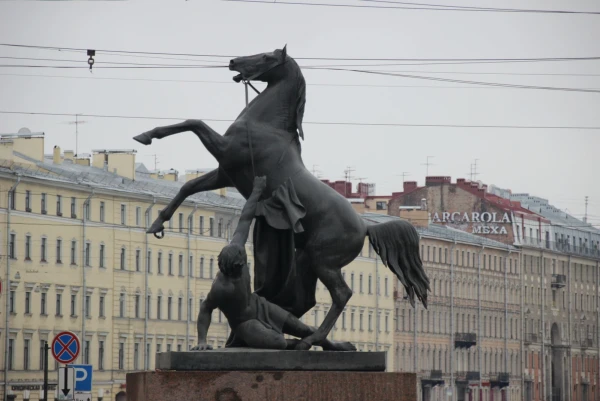 Кони Клодта на Аничковом мосту.