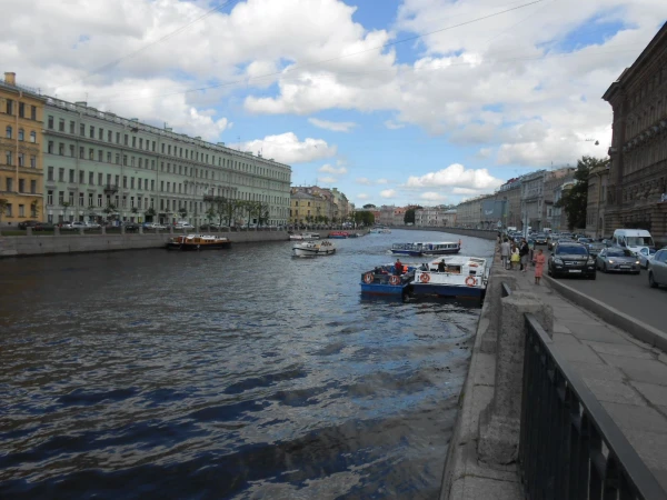 и сели на катерок